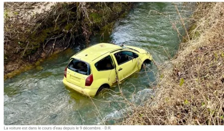 La voiture est dans le cours d'eau depuis le 9 décembre