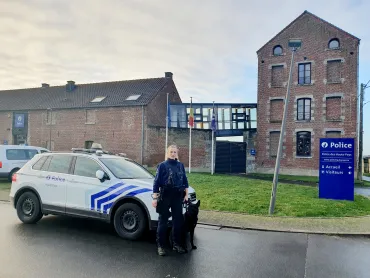 Drack devant le commissariat
