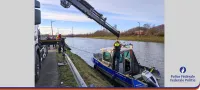 Mise au jour de carcasses de voitures jetées dans le canal Bruxelles-Charleroi à Roux