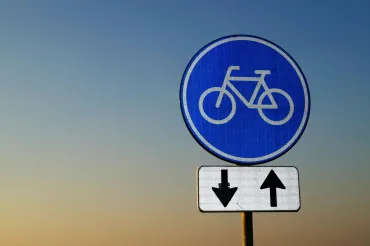 Sécurité routière : piste cyclable située à gauche (Source : George Becker sur Pexels)