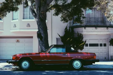 Sécurité routière : se garer devant un garage (Source : TJ Dragotta sur Unsplash.com)