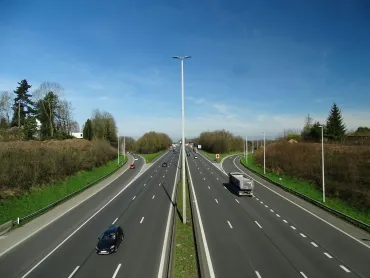 Sécurité routière : entreret sortir d'une autoroute (source : G-R Mottez sur Unsplash)