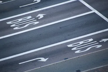 Sécurité routière : bandes de bus et sites propres (Source : markusmarcinek sur pixabay)