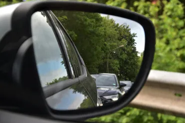 Sécurité routière : un conducteur vous colle à l’arrière… (Source : unsplash.com de Waldemar) 