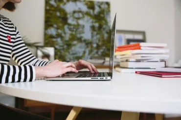 Eviter l’arnaque au job d’étudiant : gardez un esprit critique (Source : Pexels.com de Polina Zimmerman)