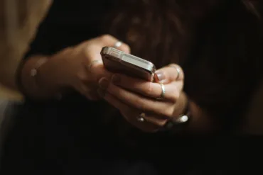 « Maman, mon téléphone est cassé » : ne tombez pas dans le piège du « Smishing » (Source : Priscilla Du Perez sur Unsplash.com)