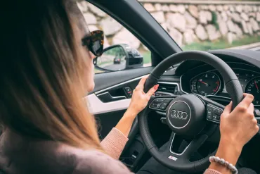 Sécurité routières : quelques conseils pour les conducteurs novices (Source : Andraz Lazic sur unsplash.com)