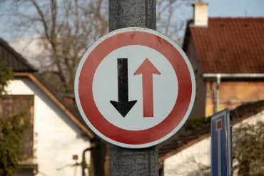 Sécurité routière : le croisement quand un obstacle entrave la circulation