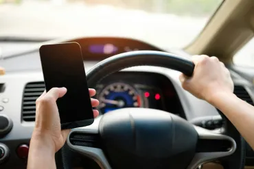Sécurité routière : les écrans et la conduite (Source : Acharaporn Kamornboonyarush sur Pexels.com)