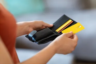 Des dizaines de milliers d’euros volés : des faux coursiers et faux policiers dérobent cartes bancaires et matériel informatique