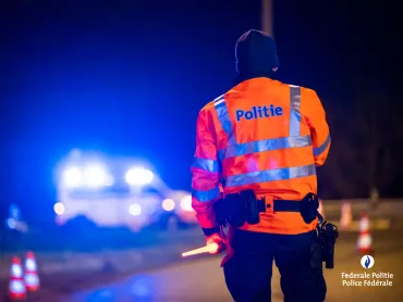 La Police Fédérale de la Route découvre un automobiliste endormi dans son véhicule sur la bande de gauche de l'E40