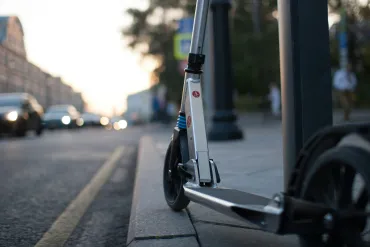 Sécurité routière : quelles différences entre trottinettes électriques ou à pousser ? (Source : Let's Kick sur unsplash.com)