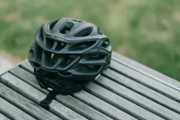 Classic 21 Sécurité : Un casque, pour qui et lequel ? (Source : Bady Abbas sur Unsplash.com)