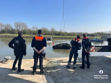 À la recherche de réponses : déjà 17 épaves de voiture repêchées dans le canal Bruxelles-Escaut par la cellule Personnes disparues 