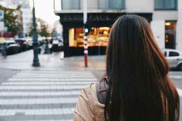 Sécurité routière : comment bien traverser ? (Source : Octavian Rosca sur Unsplash.com)