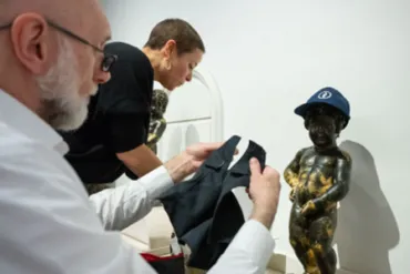 Un véritable uniforme de policier pour notre Manneken-Pis