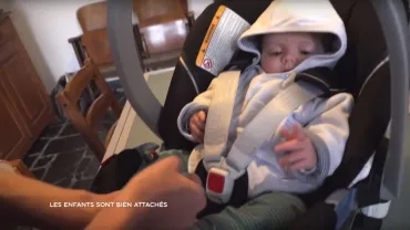 Contacts: Les enfants sont bien attachés?